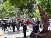 El Ayuntamiento instala un monolito en la Plaza de la Constitucin en honor a la Polica Nacional