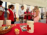Fulgencio Gil agradece la labor que Cruz Roja realiza en Lorca durante su visita a la mesa petitoria por el D�a de la Banderita
