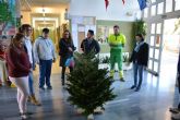 Los ediles de Educacin y Empresas Prestadoras de Servicios hacen entrega de los abetos de navidad a los colegios de la localidad