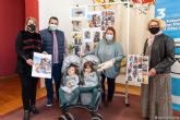 La pequeña Ana Garca Barbero recibe una tablet como premio por el concurso de fotografa Cartagena Inclusiva