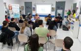 Estudiantes americanos conocen, Ama-Mazu, la ltima novela de Aurora Rey, en el IV Encuentro Cultural de la Academia Gema Prez Pinto