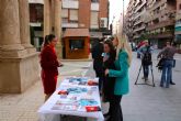 Lorca conmemora el Día Mundial contra el SIDA con el reparto de lazos rojos para concienciar sobre la prevención del VIH