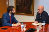 El consejero de Empleo mantiene un encuentro con el presidente de AJE Cartagena