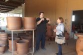 La directora general de Comercio y Protección del Consumidor visita la empresa artesana totanera Alfartudela