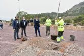El alcalde de Lorca participa en la jornada de plantación de cerca de medio centenar de árboles en el Parque de La Salud de La Hoya