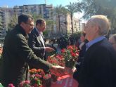 Miles de personas acuden a la Plaza Circular para recoger el manto de flores instalado durante las fiestas