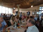 El presidente de la Comunidad acompaña a los mayores del Centro Social de la Arboleja en la comida de su semana cultural