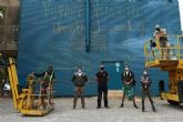 Artistas grafiteros aprenden a utilizar la plataforma elevadora de forma segura gracias al Ayuntamiento