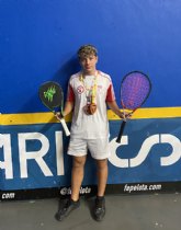 Alejandro Ruiz Anta se proclama campen y subcampen de Espana en frontenis y pala goma cadete