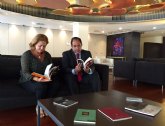 Cultura contribuye a la promoción de autores murcianos con la donación de libros de ´Tres Fronteras Ediciones´ al hotel Siete Coronas