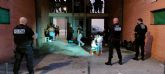 La Policía Local de Lorca desaloja una fiesta ilegal en el bajo de un edificio en el que se encontraban bebiendo 40 personas causando molestias a los vecinos de la zona