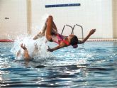 Medio centenar de nadadoras hacen arte en el agua en la exhibicin de natacin artstica en las piscinas de San Antonio