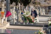 Las visitas escalonadas a los cementerios dieron paso a una tranquila jornada de Todos los Santos