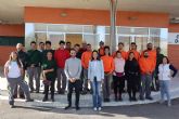 Los 24 alumnos trabajadores participantes en el PMEF de jóvenes reciben sus contratos