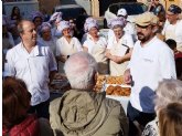 El horneado y reparto de dulces de Pascua inaugura la Navidad en Beniajn