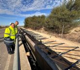 Fomento repara el canal dañado por las lluvias de octubre en la carretera que une la pedana de Balsicas en Torre Pacheco con Los Alczares