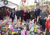 Los niños murcianos donan ms de 3.000 juguetes en el Punto Solidario del Gran rbol de Navidad