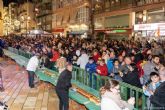 Centenares de ciudadanos se unen a la degustacin del roscn gigante en la plaza del Ayuntamiento de Cartagena