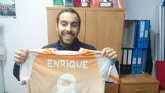 El totanero Enrique brinda su camiseta a la afición