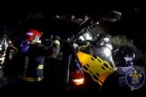Bomberos de Cartagena rescatan a una persona atrapada en un vehículo accidentado en la carretera de Cala Cortina