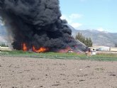 Servicios de emergencia dan por extinguido el incendio declarado en el exterior de un secadero de pimientos en Alhama de Murcia