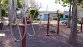 El Ayuntamiento de Alhama especializa a dos trabajadores en el mantenimiento e instalación de juegos infantiles y biosaludables