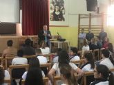 Bernab sensibiliza a los alumnos de Primaria sobre la importancia de denunciar los comportamientos de acoso escolar, abuso sexual, uso inadecuado de internet y consumo de alcohol y drogas