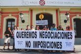 Los delegados sindicales en el ayuntamiento de Murcia se concentran a las puertas del consistorio para desatascar la negociacin colectiva