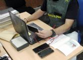 La Guardia Civil detiene in fraganti a dos integrantes de una red dedicada a obtener móviles de gama alta fraudulentamente