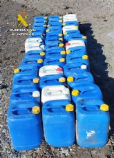 La Guardia Civil detiene a dos personas en una playa de Lorca cuando cargaban garrafas de combustible en una lancha