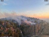 M�s de 300 efectivos y 9 medios a�reos contin�an los trabajos de extinci�n del incendio en la pedan�a murciana de Los Garres