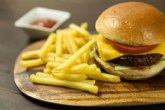 Reparten hamburguesas a ms de 40 grados