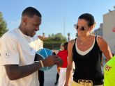 El jugador canadiense del UCAM Murcia Dylan Ennis visita la Escuela Inclusiva de Verano de Archena