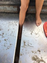 Una mujer queda atrapada por el pie en la explanada de Barnuevo