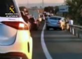 La Guardia Civil investiga a un conductor que se detuvo en la autovía para empujar su vehículo por un terraplén hasta la vía de servicio