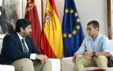 El presidente Fernando Lpez Miras recibe al atleta murciano Lorenzo Albaladejo