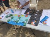 Medio centenar de personas participaron ayer en la actividad 'Beach Clean' organizada por la Concejala de Turismo para fomentar el respeto y la concienciacin medioambiental