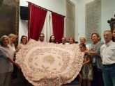 Coros y Danzas de Lorca homenajea a la patrona de la ciudad con un manto bordado a mano con motivo del 75 aniversario de su Coronacin Cannica
