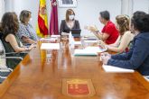 Isabel Franco mantiene un encuentro con los responsables del Colegio Oficial de Trabajo Social de la Región