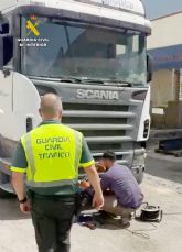 La Guardia Civil inmoviliza un veh�culo pesado que circulaba con placas de matr�cula falsas