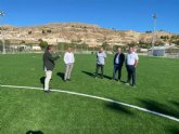 Los clubes de fútbol acompañan al alcalde y concejal de Deportes en la visita a Mula Deportiva donde se ha realizado la sustitución del césped artificial