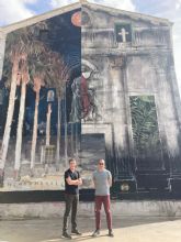 El artista urbano internacional Gonzalo Borondo inaugura un mural en Blanca destinado a dar la bienvenida los visitantes