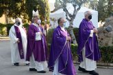 Sevilla atiende a sus difuntos con una eucaristía en el cementerio de San Fernando hispalense