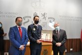Andrés Fernández Hernández, policía local de Mazarrón, recibe la placa de honor de la Delegación del Gobierno
