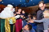Sus Majestades los Reyes de Oriente reparten los primeros regalos entre los niños en el Colegio de Ingenieros Tcnicos Industriales de Murcia