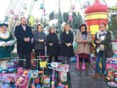 Los niños murcianos donan ms de 2.000 juguetes en el Gran rbol de Navidad de la Plaza Circular