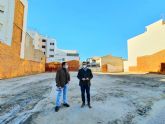 El Ayuntamiento de Lorca ejecuta la limpieza y adecuación de cinco solares contiguos que permitirá crear un aparcamiento de 1.000 metros cuadrados en la Avenida de Santa Clara