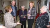 Violante Toms visita a las personas mayo es de la Residencia de San Basilio en Murcia
