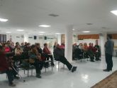 Usuarios del Centro Municipal de Personas Mayores reciben una charla formativa para prevenir el colesterol