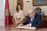 El embajador de Turqua en Espana firma en el Libro de Oro de Cartagena